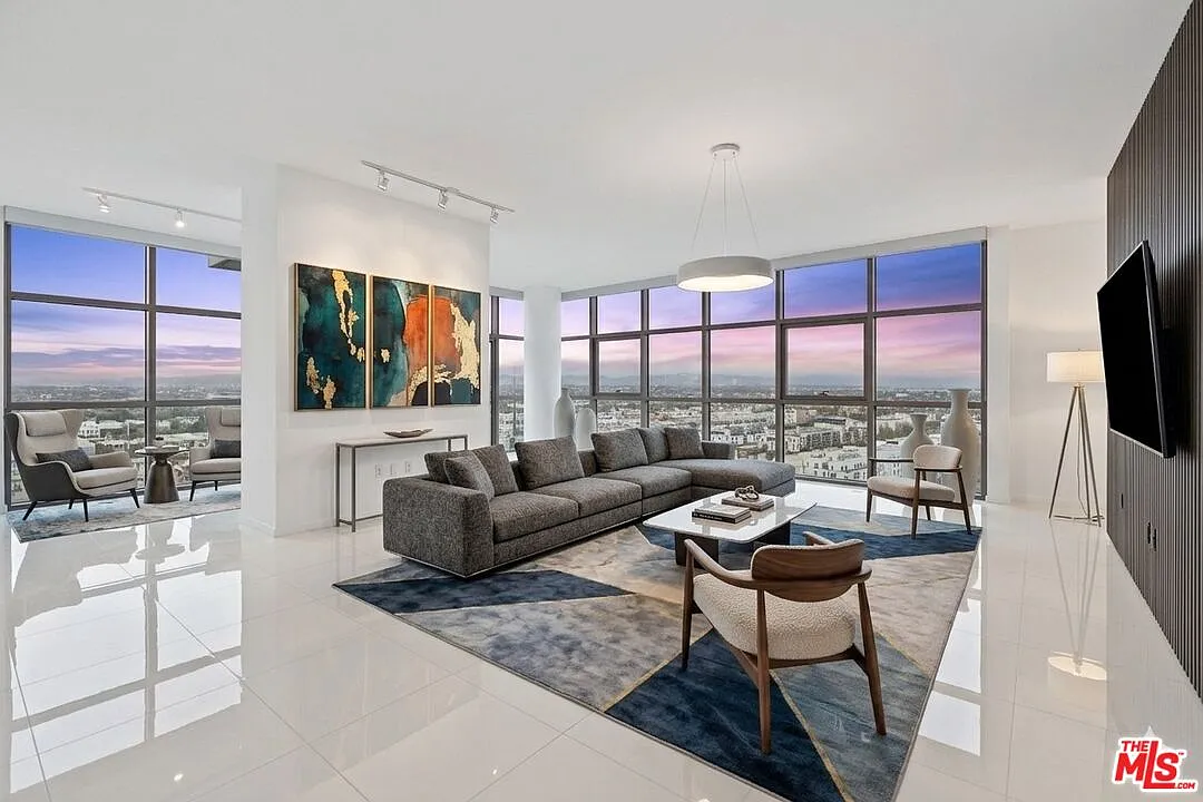 Building Photo - 13700 Marina Pointe Dr #1915