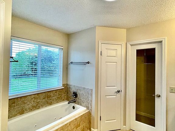 5th image of 2129 Saint Martins Dr E