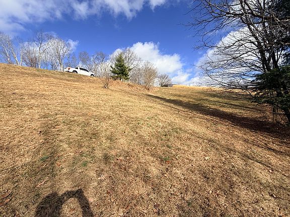 5th image of 703 Valley Dr