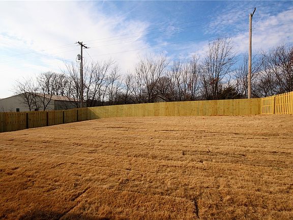 2nd image of 619 NE Eagle Dr