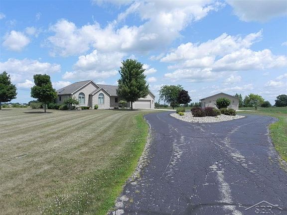 DRIVE WAY LEADS TO COUNTRY LIVING AT ITS FINEST