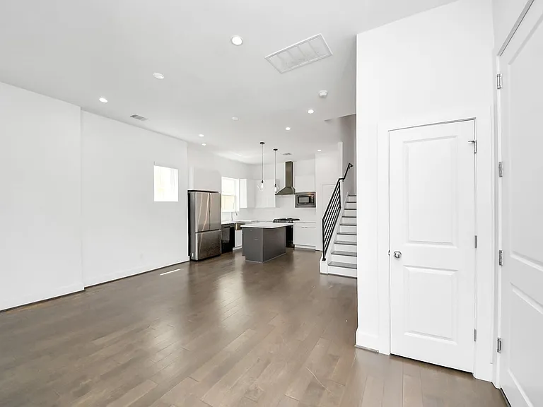 5823 Dolores St — Photo 36