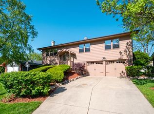 1350 N Oakmont Rd, Hoffman Estates, IL 60169