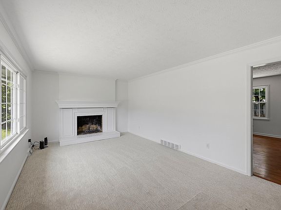 5th image of 423 Plymouth Dr