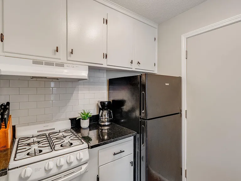 2742 Montgomery Ave — Photo 9