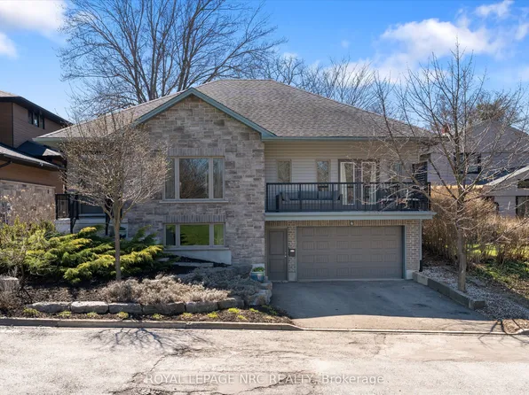 4 Rodman Hall Dr, Saint Catharines, ON L2S 1P2