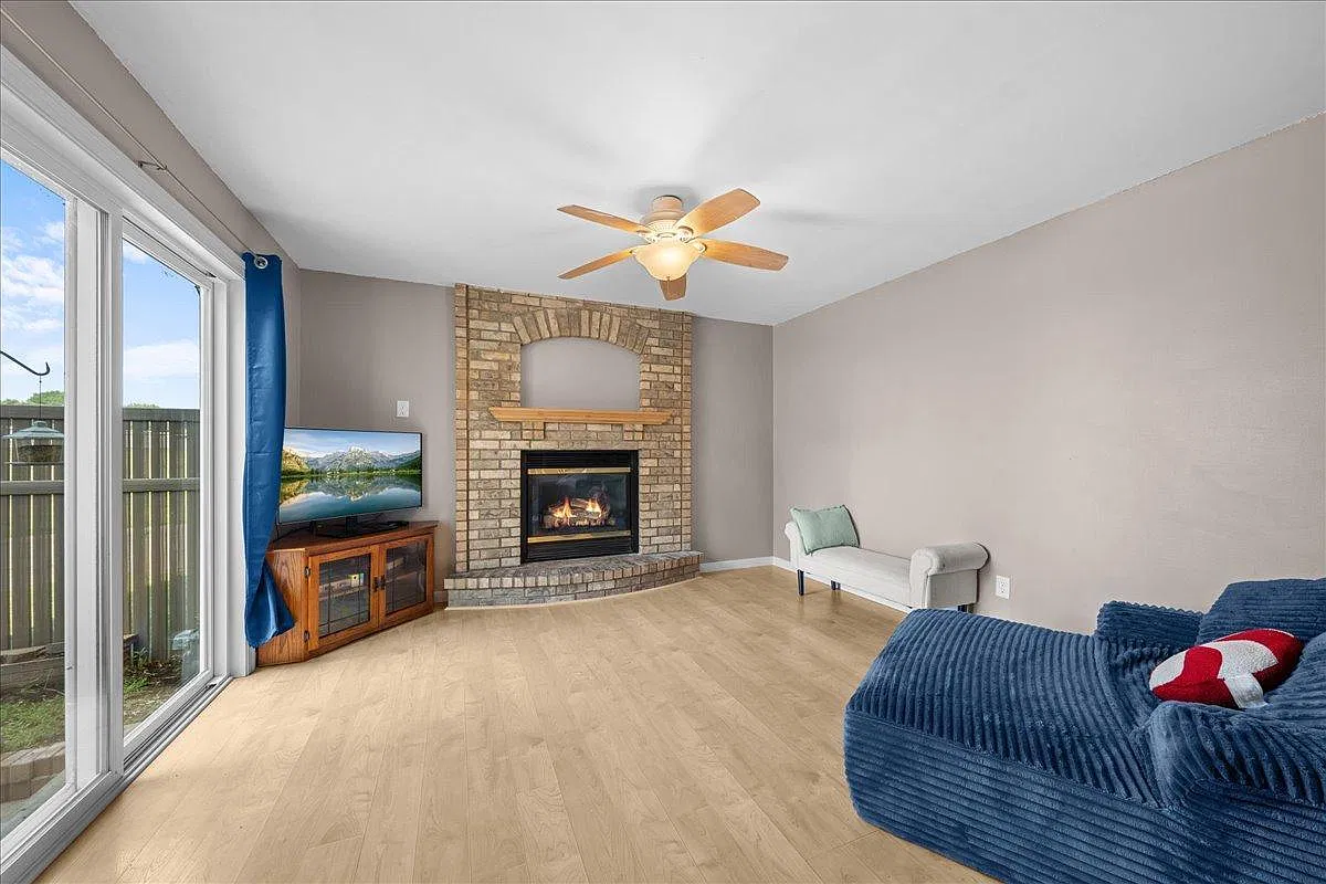 2 bed, 1.5 bath, 1320 sqft, $1,925 — Photo 4