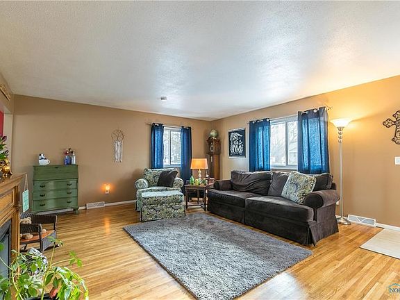 4th image of 209 W 7th St