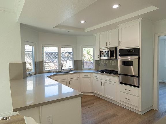 4th image of 271 Fox Hills Dr