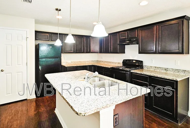 4650 Lenox Ave — Photo 2