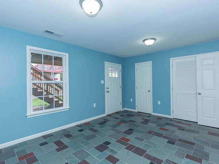 228 Morlatt Ln — Photo 5