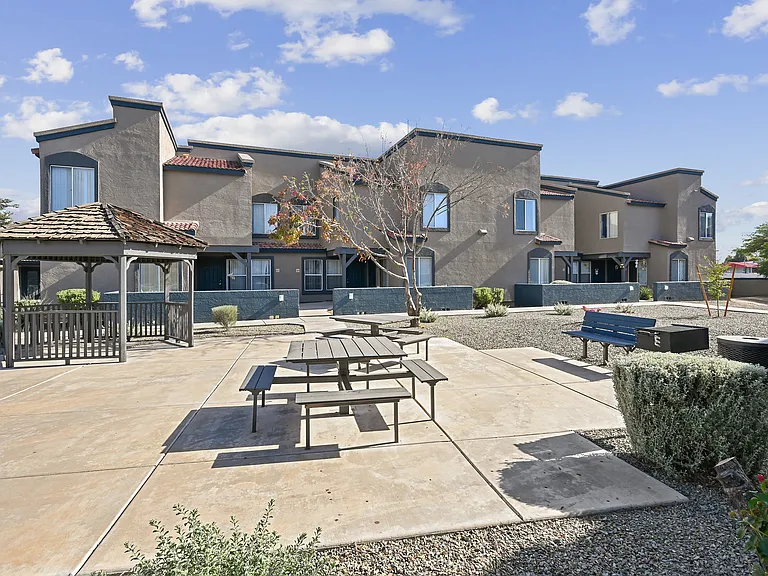 Town Square Courtyard Picnic Area (1)
