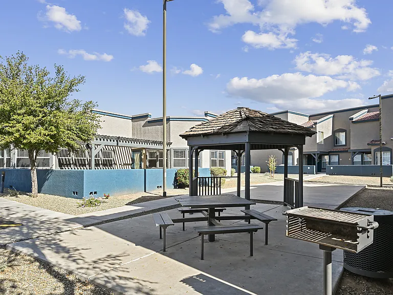 Town Square Courtyard Picnic Area (2)