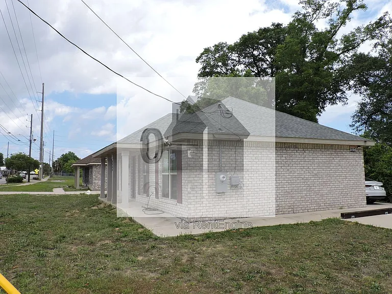 2202 N E St — Photo 3