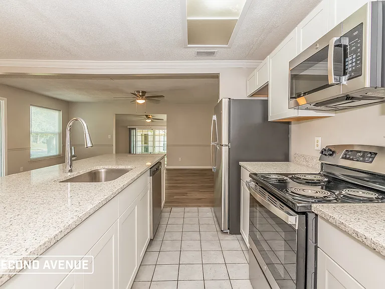 1224 Crown Dr — Photo 3