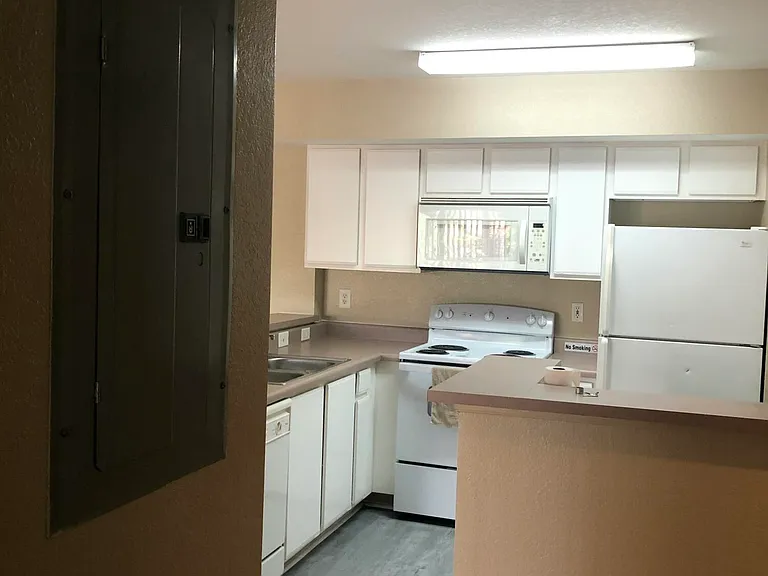 181 SW Palm Dr #203 — Photo 8