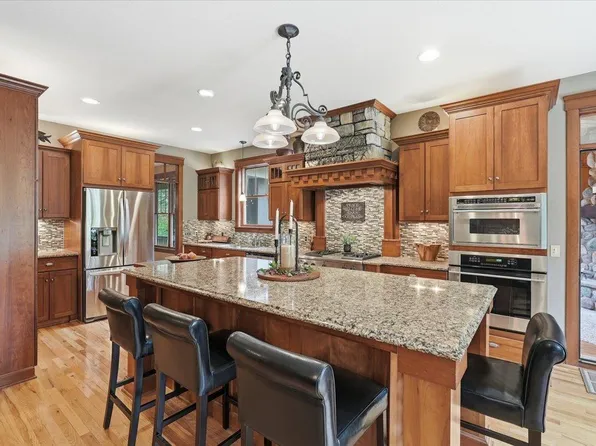 492 E Cove Rd, Hudson, WI 54016