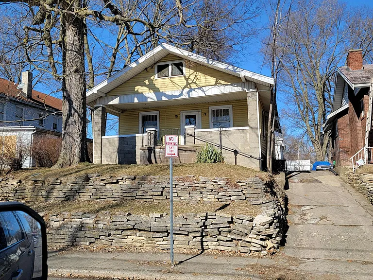 119 E Thrush Ave — Photo 1
