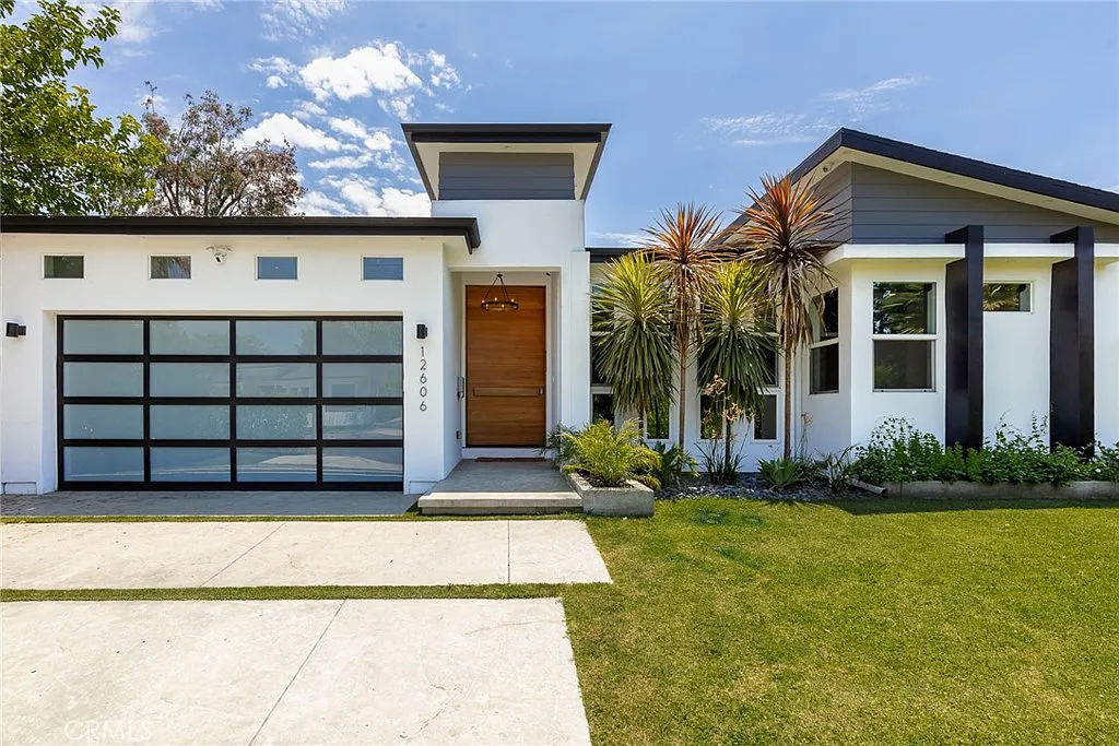 5 bed, 3.5 bath, 3000 sqft, $12,950 — Photo 3
