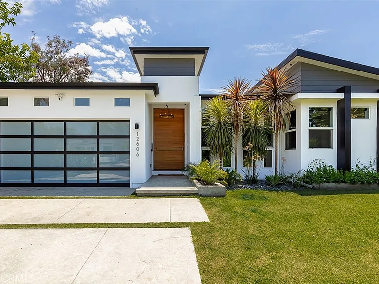 12606 Emelita St — Photo 3