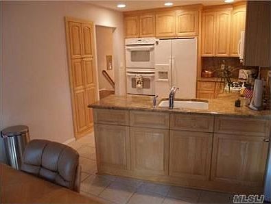 3rd image of 8 Oak Hill Dr