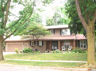 601 E Sunnybrook Dr, Sioux Falls, SD 57105