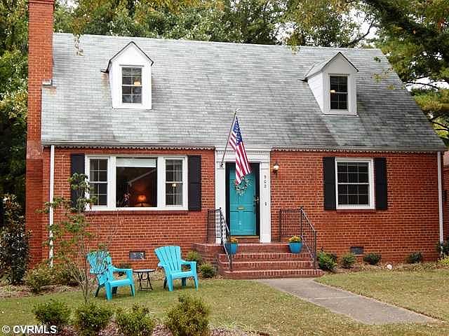 1st image of 902 W Belmont Ave