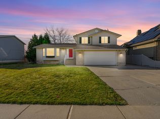 11242 S Farnsworth Ln, Sandy, UT 84070