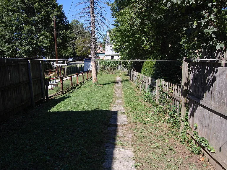 153 E Louther St — Photo 4