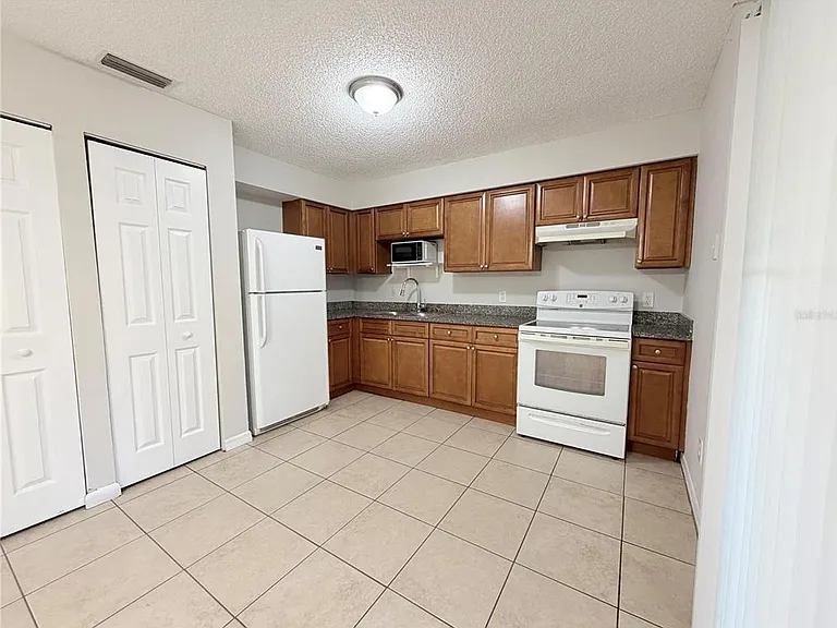 330 Dogwood Ave — Photo 3