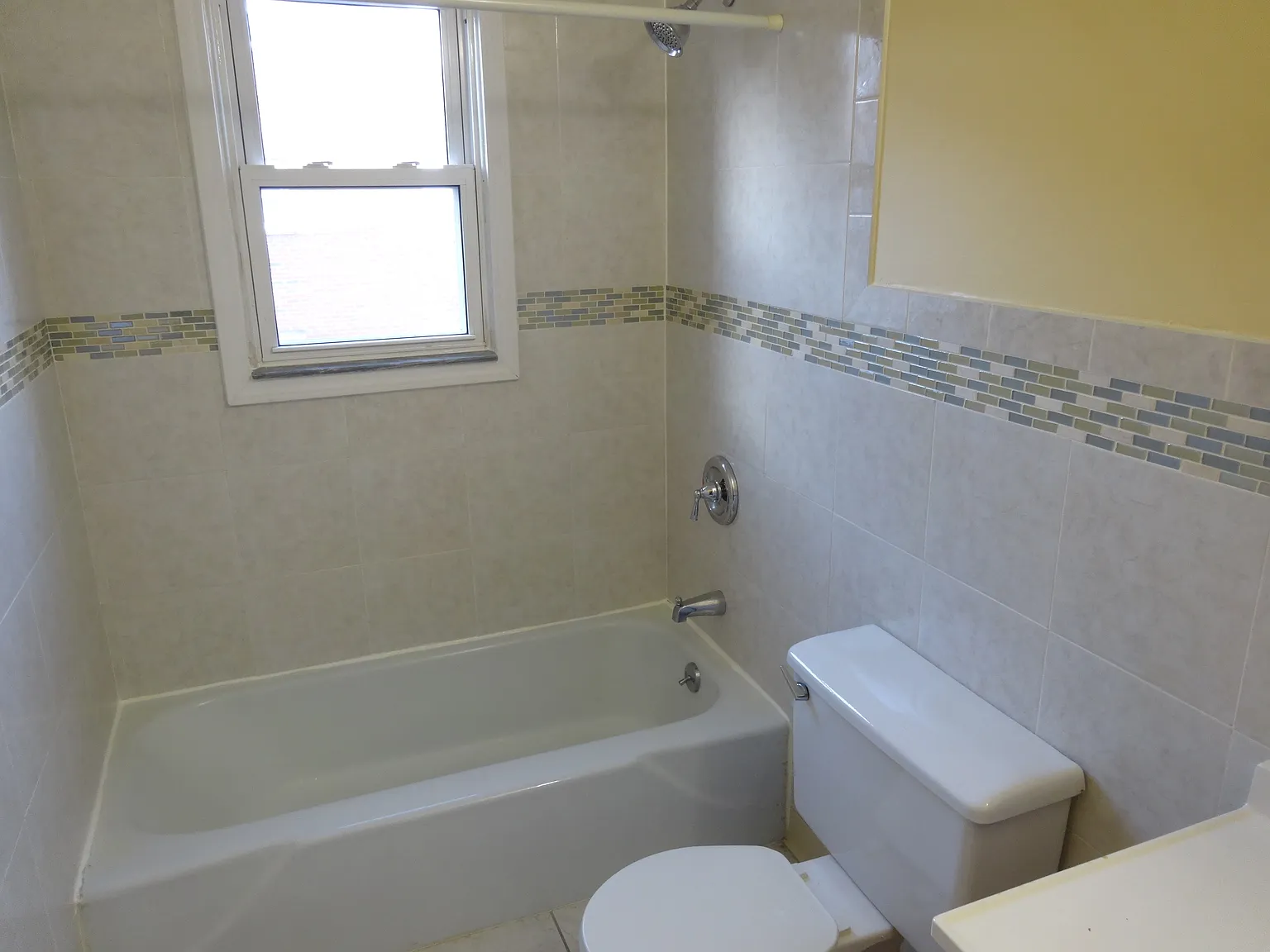 Lakeside Manor Apartments — Photo 4