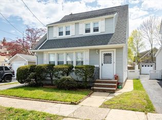 64 Cornell St, Williston Park, NY 11596