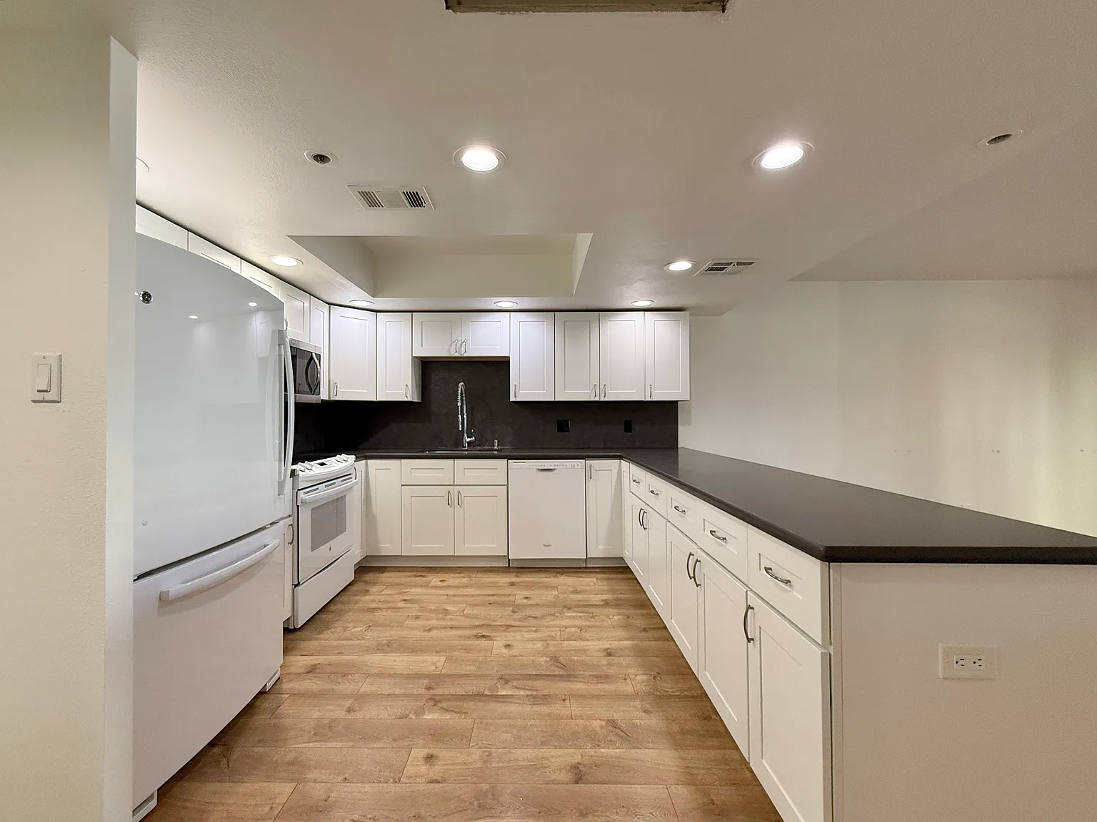 2 bed, 1200 sqft, $2,500 — Photo 2