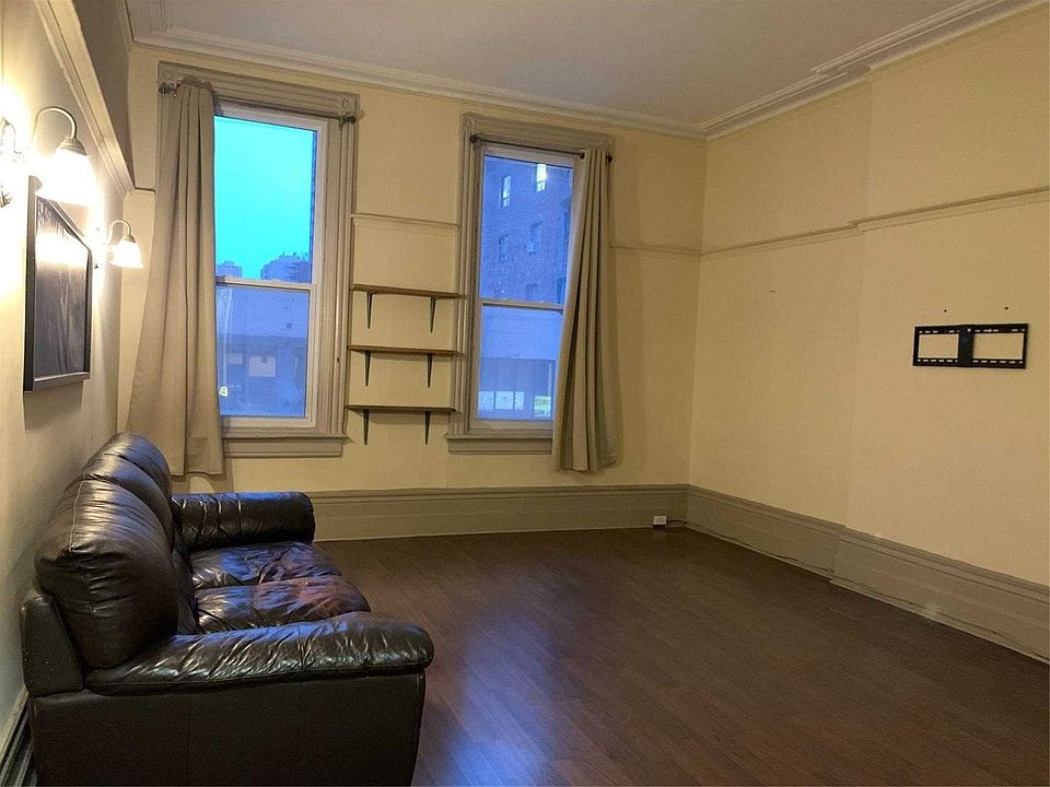 2nd image of 664 Yonge St #200