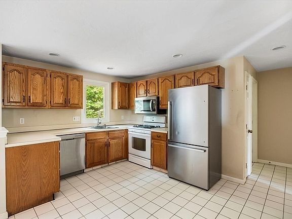 4th image of 26 Camelot Ct Unit 26