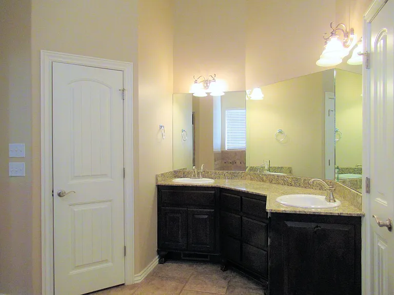 3341 Heritage Green Cir — Photo 24