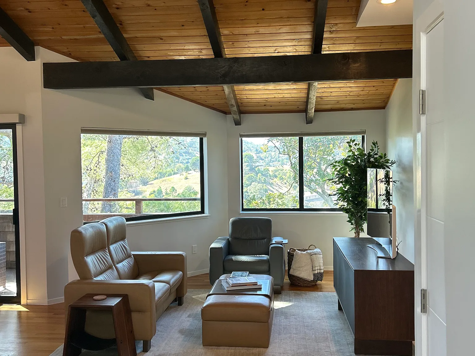 2 bed, 2.5 bath, 1344 sqft, $4,000 — Photo 2