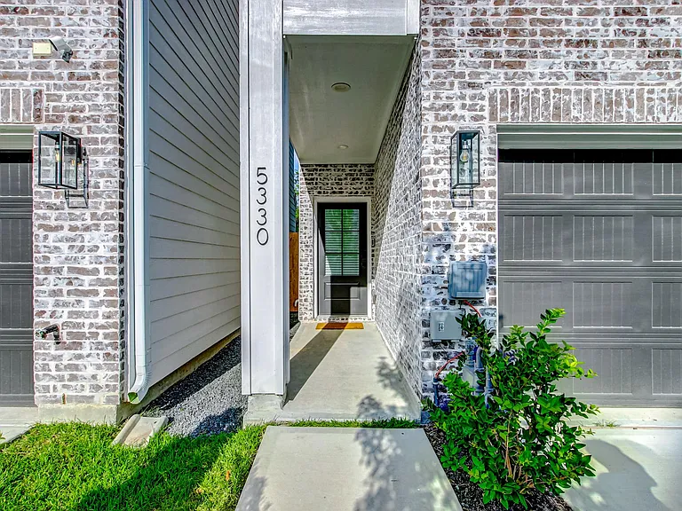 5330 Donovan Gardens Ln — Photo 2