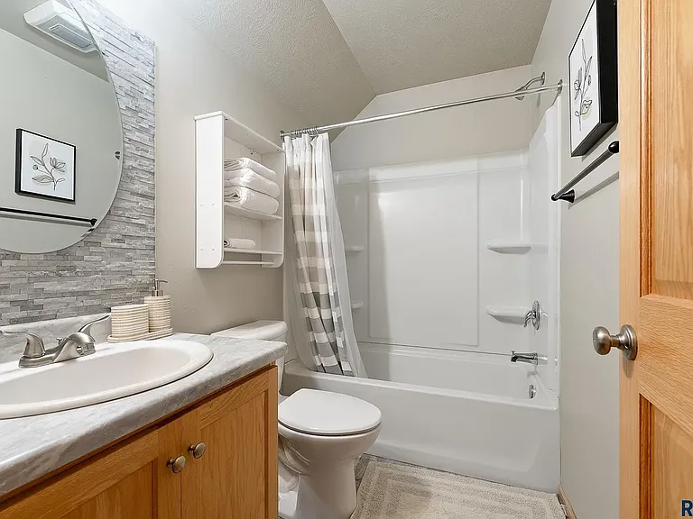 2517 S Duluth Ave — Photo 7