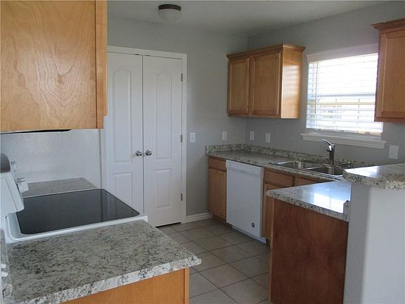 3rd image of 1014 Oakwood Ln
