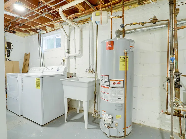 Utility room with washer/dryer