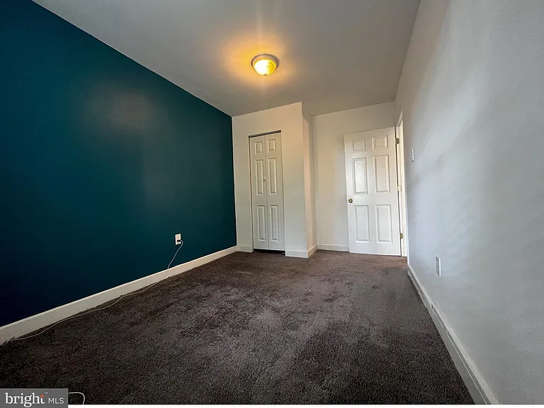 248 E Queen Ln — Photo 24
