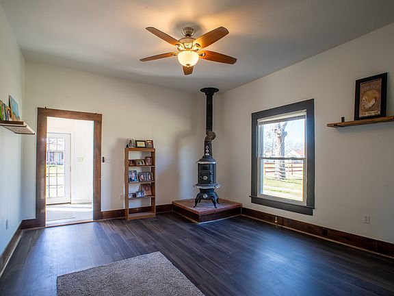5th image of 108 S Avenue C