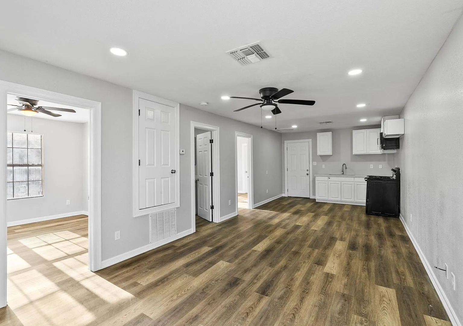 Spacious Two Bedroom Two Bath House! — Photo 3