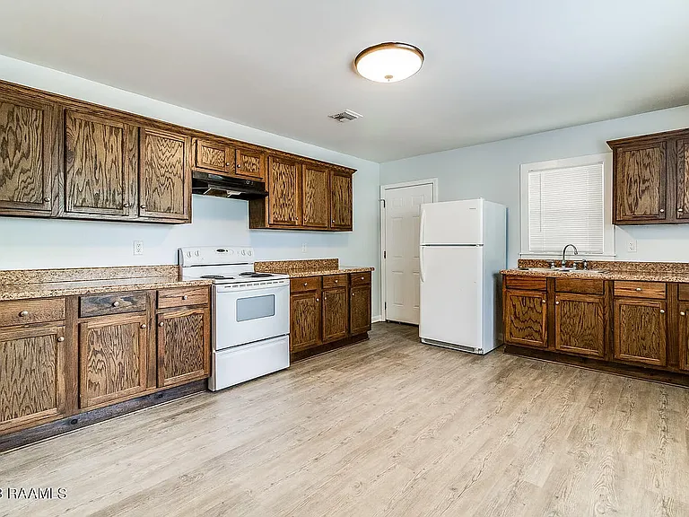 402 Sunset Dr — Photo 2