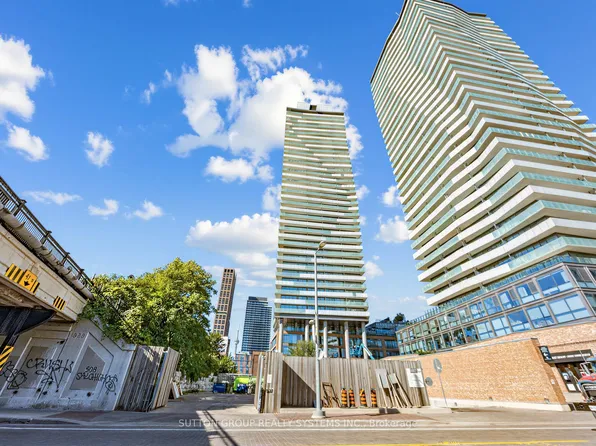 70 Distillery Ln #907, Toronto, ON M5A 0E3