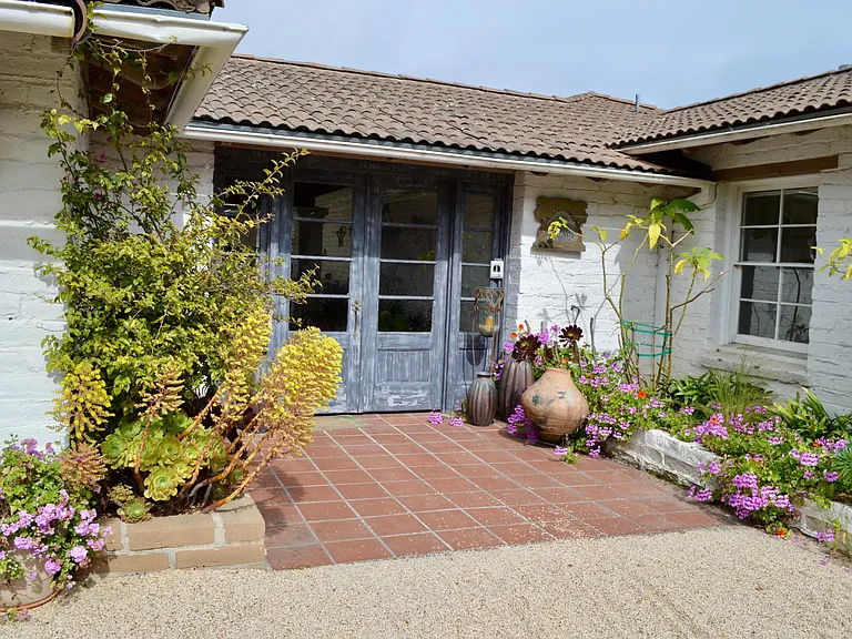 Entrance to inner courtyard