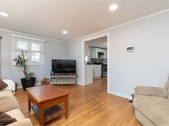 3rd image of 31 Parkwood Dr