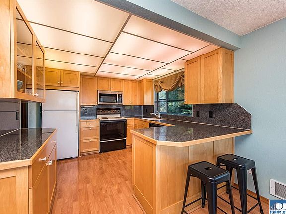 5th image of 131 W Bluff Dr