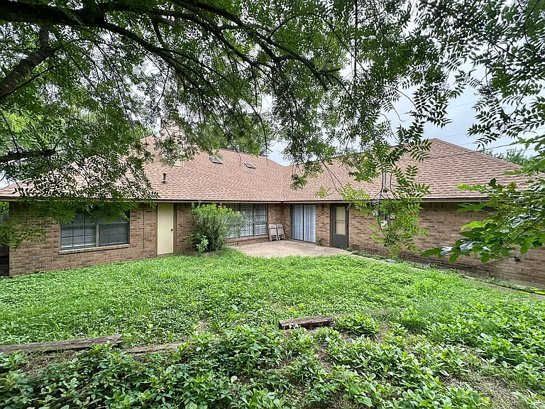 1818 Diana Ln — Photo 38